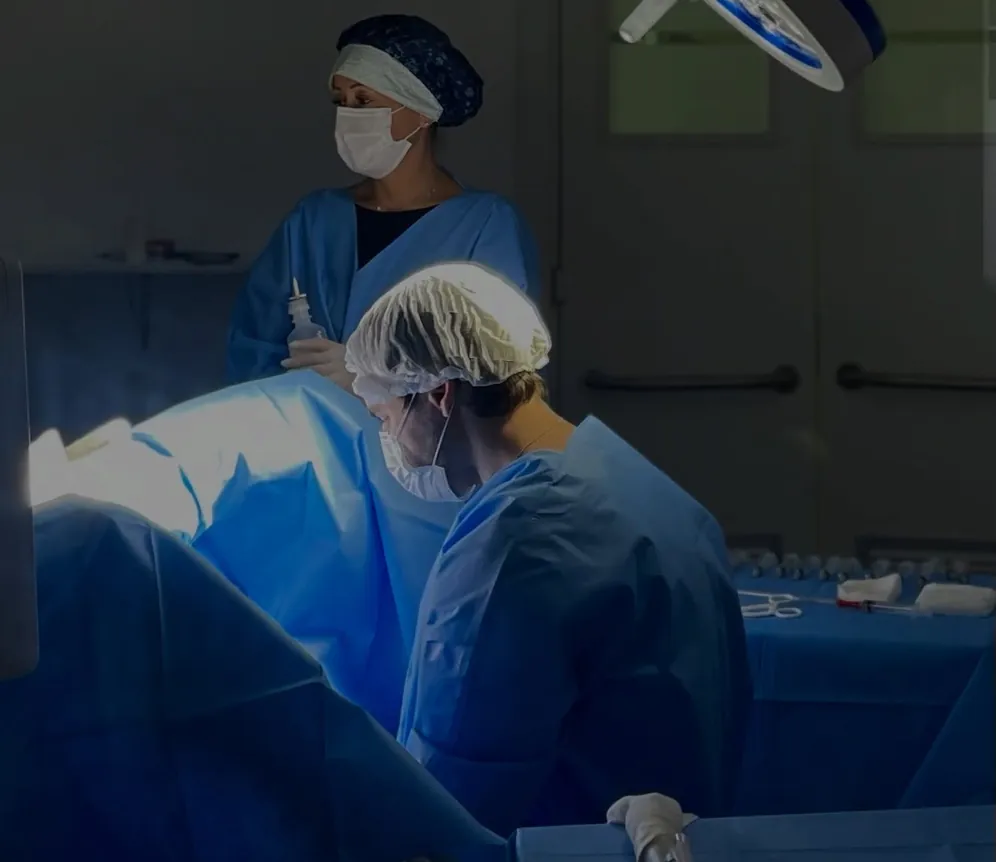 Equipe médica em procedimento no centro cirúrgico